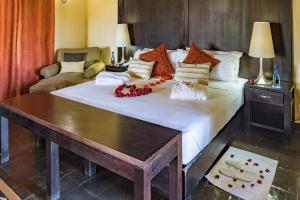 Un dormitorio con una cama grande con flores. en Shumba Valley Lodge, en Lanseria