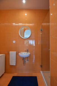 a bathroom with a sink and a mirror at Porto Republica Flat in Porto