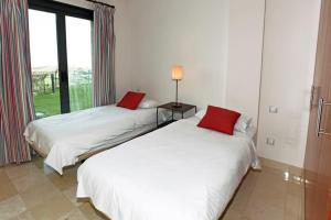 A bed or beds in a room at Salobre Morro Golf 2