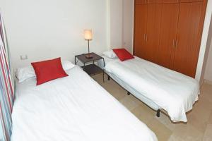 A bed or beds in a room at Salobre Morro Golf 2