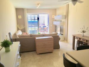 sala de estar con sofá y mesa en Luxe Appartement Palm Mar, en Palm-mar