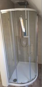 y baño con ducha y puerta de cristal. en Rookery Lodge Apartments en Wistaston