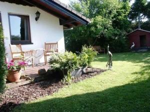 AnraffにあるFerienwohnung Bergblickの家の庭を歩くキリン