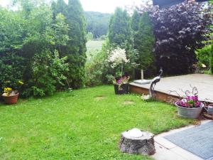 AnraffにあるFerienwohnung Bergblickの庭の木の切り株に止まっている鳥