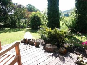 AnraffにあるFerienwohnung Bergblickの庭園内の木製デッキ