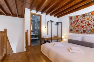 una camera con un grande letto e uno specchio di Lindos Vista Luxury Villa a Líndos