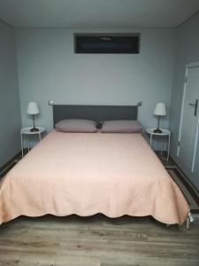アルヴァレンガにあるCasa Sr. Chicoのベッドルーム1室(大型ベッド1台、ランプ2つ付)