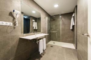 Kúpeľňa v ubytovaní Kn Hotel Matas Blancas - Solo Adultos