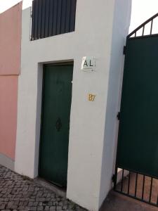 カルナシデにあるHome & Away Studio By Crisの緑の扉のある緑白の建物