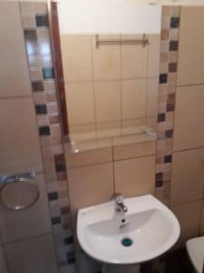 un bagno con un lavandino bianco e una doccia di Villa Sia a Dassia