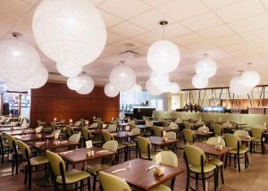 un comedor con mesas, sillas y linternas en Hotel Casino New Nouveau Brunswick en Moncton