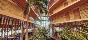 een gebouw met een palmboom en planten erin bij Hotel Jakarta Amsterdam in Amsterdam