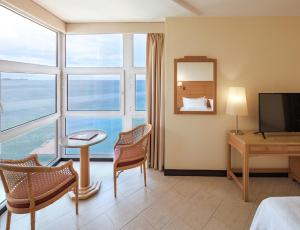 une chambre d'hôtel avec un lit et une télévision dans l'établissement Dom Pedro Madeira, à Machico