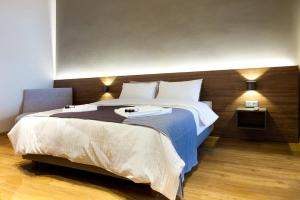 una camera da letto con un grande letto con due asciugamani di TONI'S Charming Apartment 2BD, close Thisseo Metro ad Atene