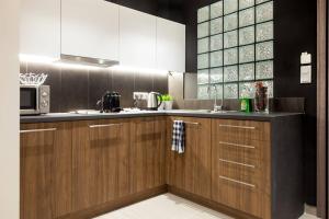 Virtuvė arba virtuvėlė apgyvendinimo įstaigoje TONI'S Charming Apartment 2BD, close Thisseo Metro