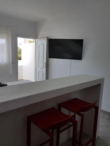 TV a/nebo společenská místnost v ubytování Lagada Beach Hotel
