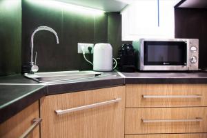 A kitchen or kitchenette at TONI'S Classy Home in Kolonaki, local's Gem Még 6 kép