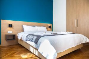 A bed or beds in a room at TONI'S Classy Home in Kolonaki, local's Gem
