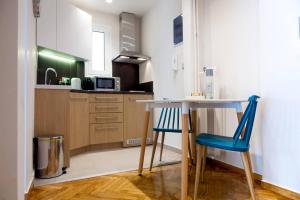 A kitchen or kitchenette at TONI'S Classy Home in Kolonaki, local's Gem