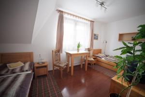 Rajecká LesnáにあるHostinec u Hromadov - ubytovanie v súkromíのリビングルーム(ソファ、テーブル付)、窓が備わります。