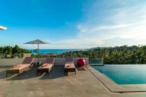 The swimming pool at or close to Tropical Sea View Residence