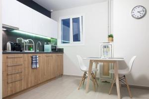 Кухня или мини-кухня в TONI'S Lovely Retreat Studio for couples in Centre
