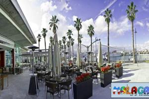 Malaga downtown and beach apartment餐廳或用餐的地方