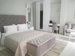 Posteľ alebo postele v izbe v ubytovaní Krioneri Suites Parga