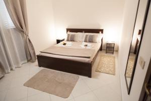 ein Schlafzimmer mit einem großen Bett mit zwei Blumen darauf in der Unterkunft Casa Benzo in Palermo