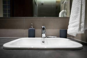 A bathroom at TONI'S 2BD Stay in Charming Historical centre