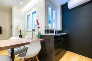 A kitchen or kitchenette at TONI'S 2BD Stay in Charming Historical centre