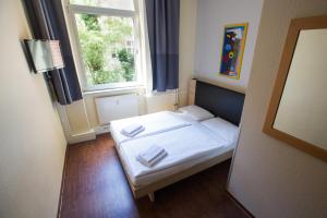 Cama ou camas em um quarto em acama Hotel & Hostel Kreuzberg