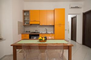 eine Küche mit einem Tisch und einer Obstschale darauf in der Unterkunft Casa Benzo in Palermo