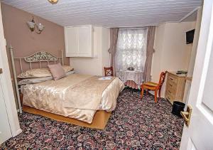 Tempat tidur dalam kamar di Number One Guesthouse