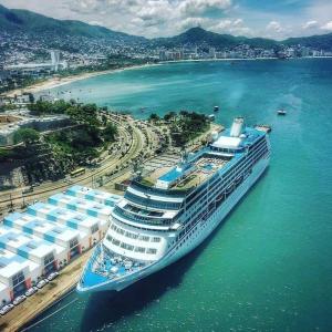 un bateau de croisière est amarré sur une plage dans l'établissement Costa Miramar, à Acapulco