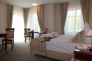 מיטה או מיטות בחדר ב-Avalon Hotel Bellevue