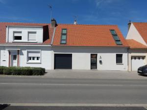 オーダンゲーヌにあるAu Coeur des Capsの赤屋根白屋根