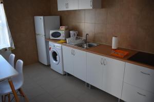 Virtuvė arba virtuvėlė apgyvendinimo įstaigoje Casa da Guida