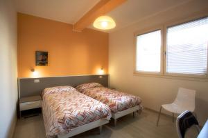 um quarto com 2 camas e uma janela em La Diletta - Camere di Charme em Verona