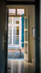una bicicleta estacionada frente a una puerta en Altstadt Apartment Charly, en Düsseldorf