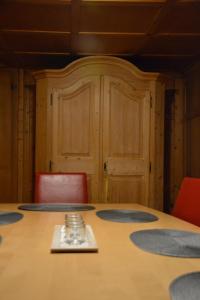 einen Konferenzraum mit einem Tisch und roten Stühlen in der Unterkunft Sunnaschi Appartements - Wohnungen oder gesamt als "Hütte" in Laterns