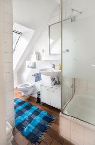 a bathroom with a shower and a toilet and a sink at Altstadt Apartment Charly in Düsseldorf