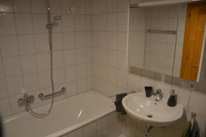 Kúpeľňa v ubytovaní Sunnaschi Appartements - Wohnungen oder gesamt als "Hütte"