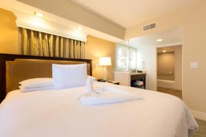卡爾斯巴德的住宿－卡爾斯巴德海端度假酒店，卧室配有白色床和毛巾