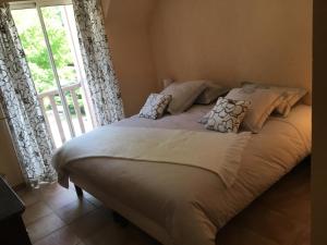 Кровать или кровати в номере Le clos de rose