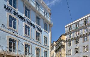 un bâtiment avec un panneau sur son côté dans l'établissement My Story Hotel Tejo, à Lisbonne
