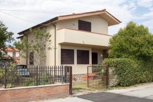 a house with a fence in front of it at Villa Galilei Rooms in Pisa