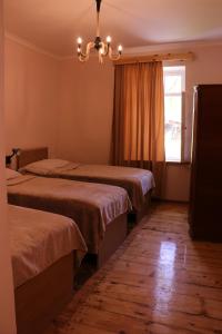 Postel nebo postele na pokoji v ubytování Legend Guest House