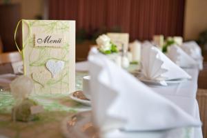 a table with a sign with a heart on it at Landgasthof Zum Schützenhaus Sosa in Eibenstock