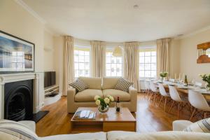 uma sala de estar com um sofá e uma mesa em Sea View Penthouse Maisonette em Brighton & Hove